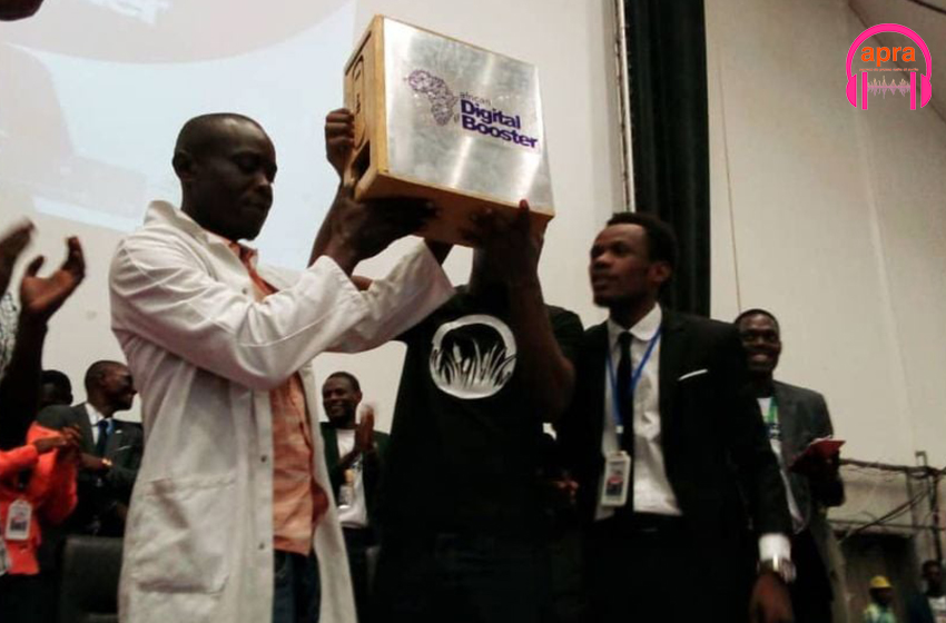 Gabon/ Digital : un ordinateur en bois inventé par des jeunes informaticiens