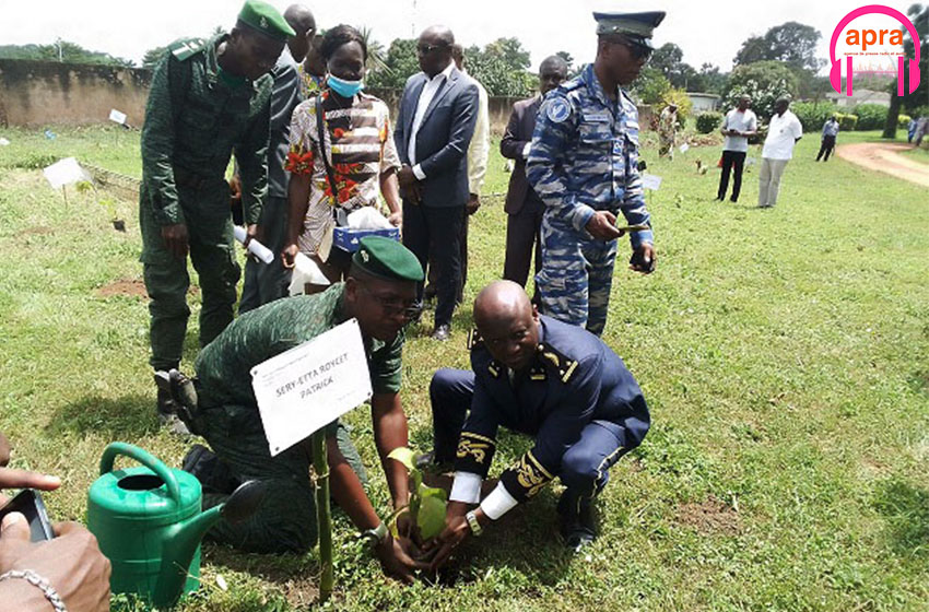 environnement : Quand le sous-préfet d’Attoutou et ses populations s’adonnent au planting d’arbres.