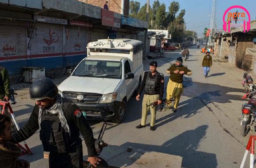 Pakistan: Des officiers de police pris en otage dans un commissariat