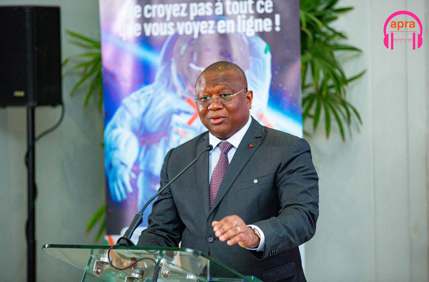 Usage abusif des réseaux sociaux en Côte d’Ivoire : le ministère sensibilise.