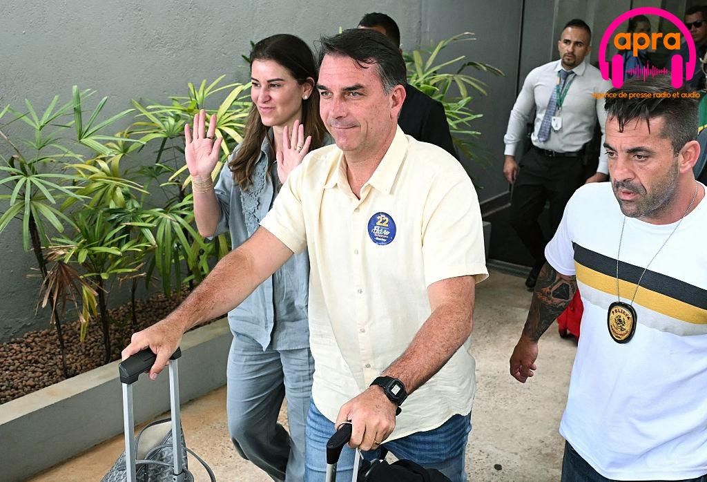 Actualité internationale / Brésil : Flavio Bolsonaro quitte le pays malgré une interdiction judiciaire.