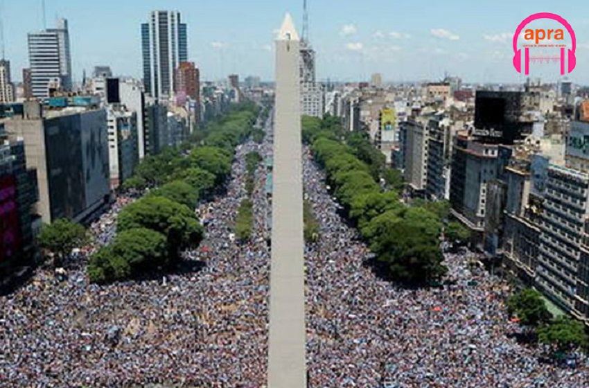 Argentine : Une marée humaine pour accueillir les nouveaux rois du foot mondial.