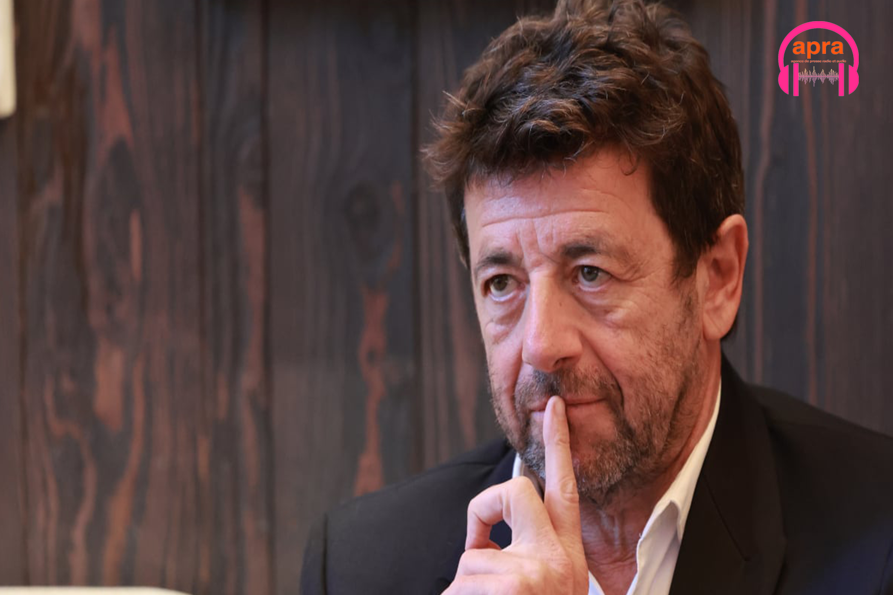 MUSIQUE / Patrick Bruel rattrapé par la justice en France : accusations graves, liberté sous contrôle et carrière sous tension.