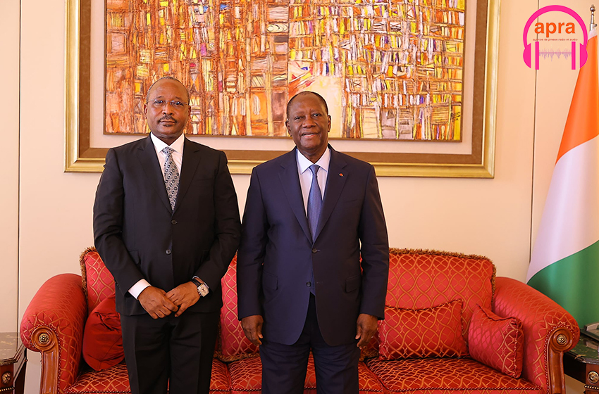 Le chef de l'Etat ivoirien échange avec le Ministre d'Etat, Ministre des Affaires Étrangères du Niger.