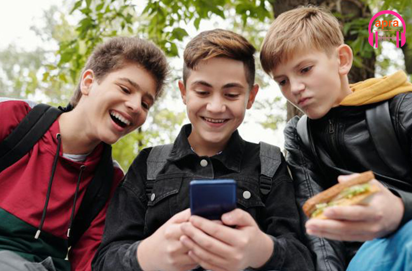 Téléphone portable à l’école : en Espagne, des parents se mobilisent pour interdire les portables aux enfants jusqu’à 16 ans