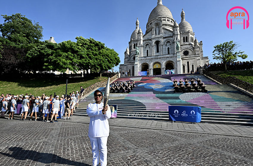 JO de Paris : La flamme olympique a repris sa route dans les rues de Paris