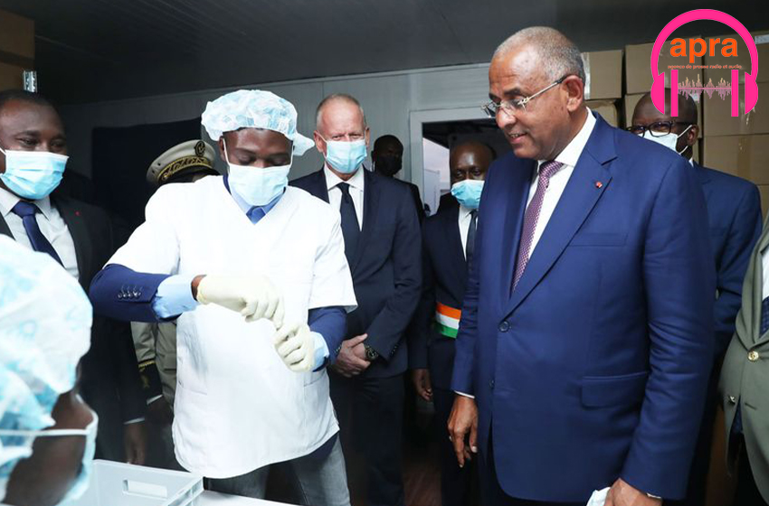 Le Premier ministre Patrick Achi visite d’une fabrique de production de 10.000 tests antigènes par jour