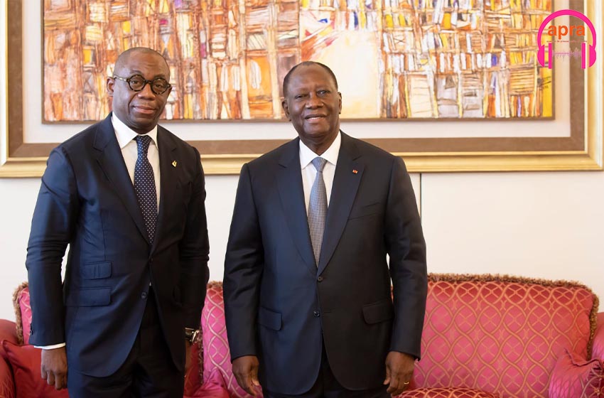 Le président Alassane Ouattara échange avec le président de la Banque Ouest Africaine de Développement (BOAD).